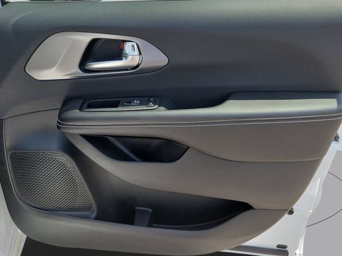 New 2026 Chrysler Pacifica Select FWD image 30
