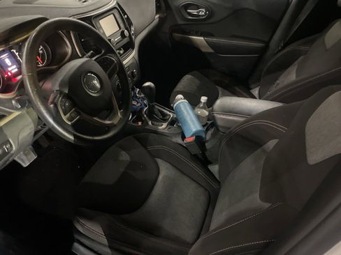 Used 2017 Jeep Cherokee Sport image 6