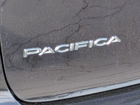 Used 2025 Chrysler Pacifica Select FWD image 11