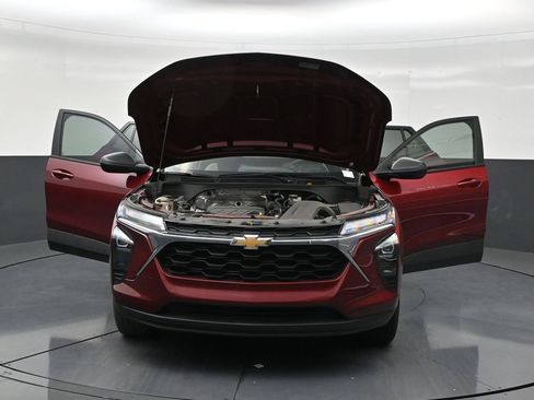 Used 2025 Chevrolet Trax LS FWD image 33