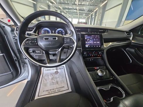 Used 2022 Jeep Grand Cherokee Laredo w/ Luxury Tech Group I AWD/4WD image 21