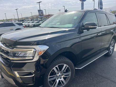 Used 2023 Ford Expedition Limited image 3