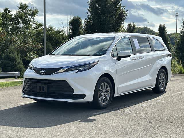 Used 2025 Toyota Sienna LE AWD/4WD image 1