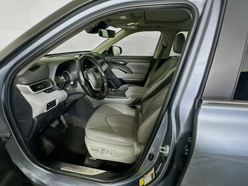 Used 2024 Toyota Highlander XLE image 13