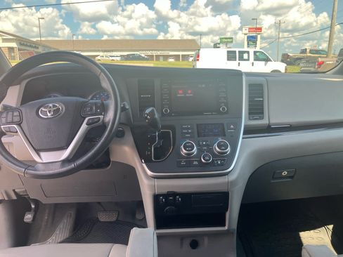 Used 2020 Toyota Sienna XLE FWD image 27