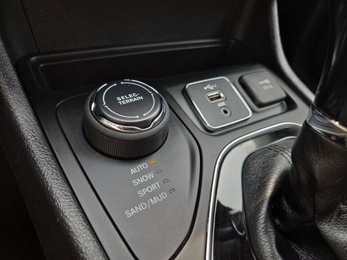 Used 2020 Jeep Cherokee Latitude Plus AWD/4WD image 37