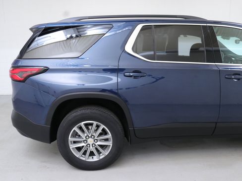 Used 2023 Chevrolet Traverse LT image 9