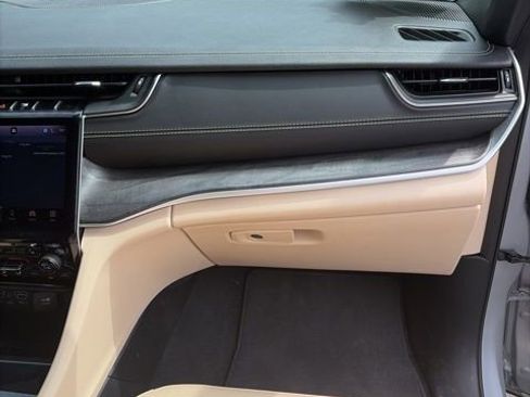 Used 2024 Jeep Grand Cherokee Limited w/ Black Appearance Package image 21