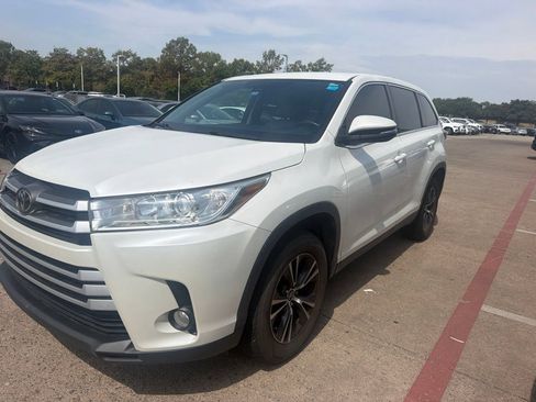 Used 2019 Toyota Highlander Plus FWD image 1