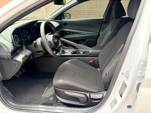 Used 2025 Hyundai Elantra SEL FWD image 11