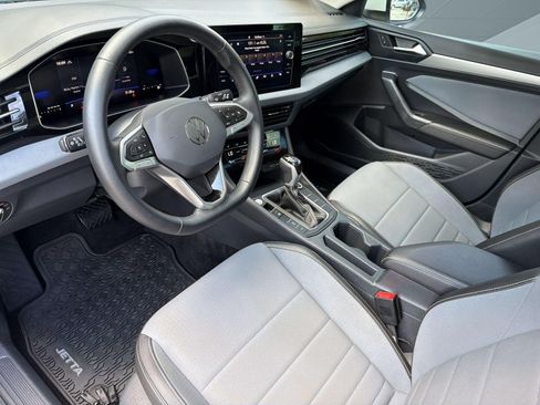 Used 2025 Volkswagen Jetta SE FWD image 4