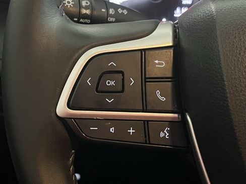 Used 2024 Toyota Highlander XLE FWD image 19
