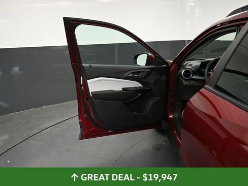 Used 2025 Chevrolet Trax LT FWD image 25