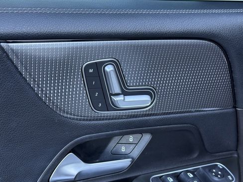 Used 2021 Mercedes-Benz GLB 250 GLB 250 image 3