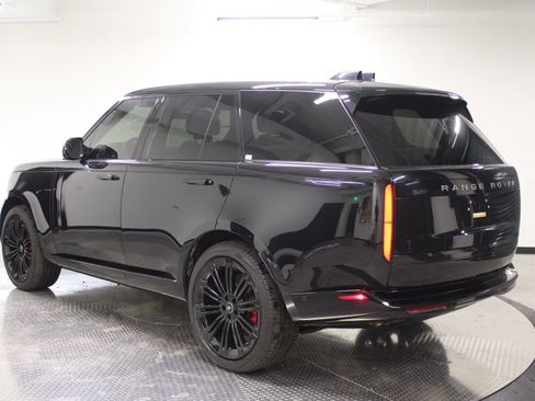 Used 2024 Land Rover Range Rover SE image 3