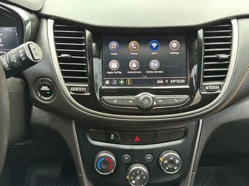Used 2020 Chevrolet Trax LT w/ Sun & Sound Package FWD image 18
