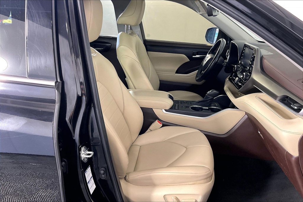 Used 2022 Toyota Highlander XLE AWD/4WD image 9