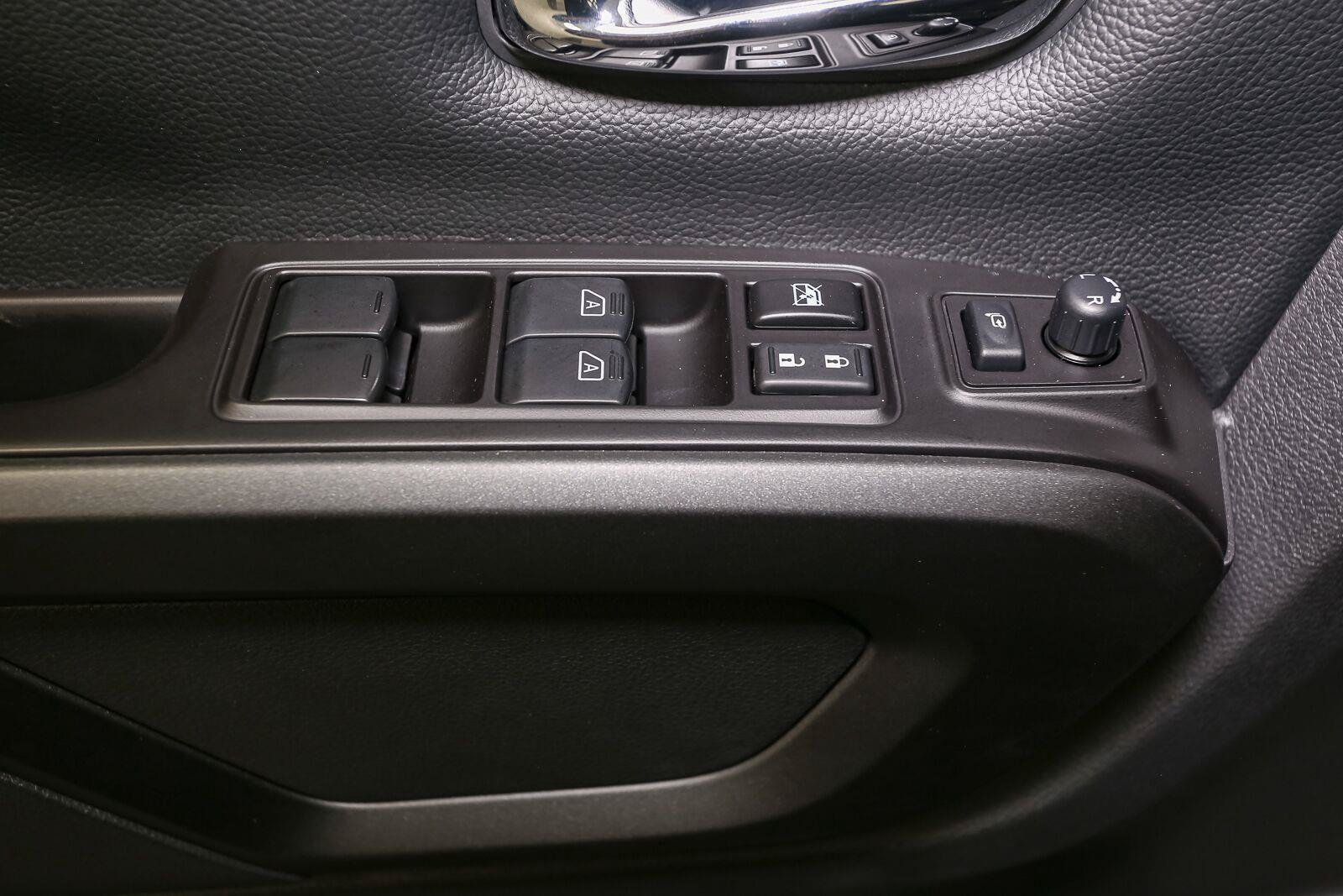 Used 2021 Nissan Titan PRO-4X w/ Pro-4x Convenience Package AWD/4WD image 41