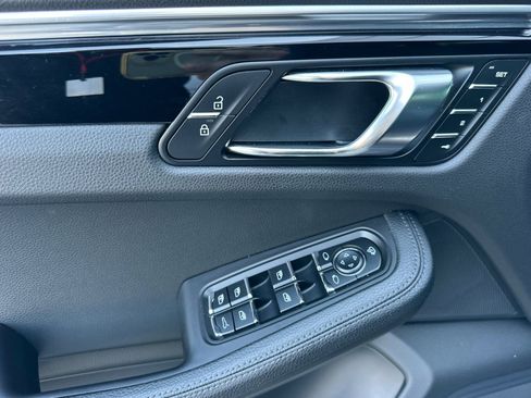Certified 2023 Porsche Macan image 12