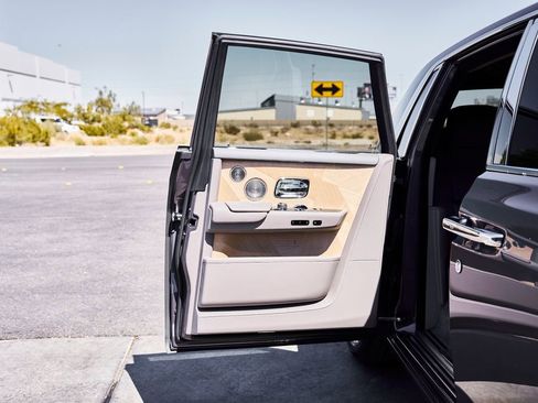 Used 2025 Rolls-Royce Phantom Sedan RWD image 27