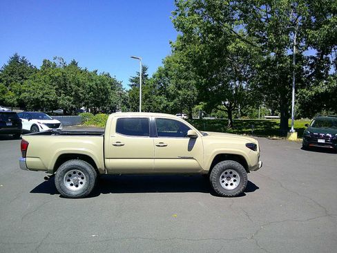 Used 2020 Toyota Tacoma SR5 AWD/4WD image 6
