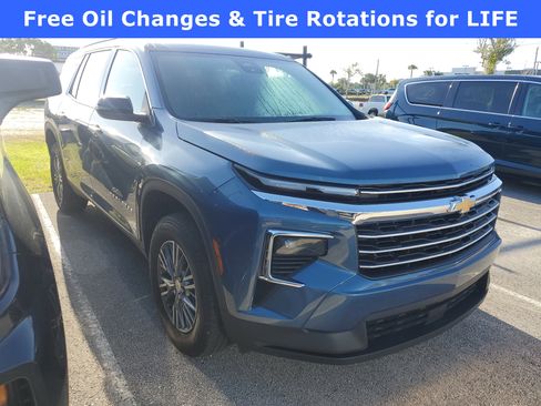 Used 2025 Chevrolet Traverse LT image 1
