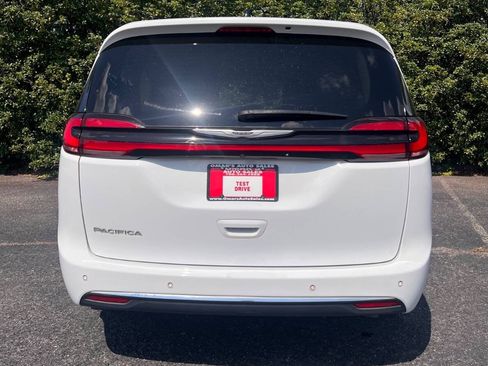 Used 2024 Chrysler Pacifica Touring-L FWD image 6