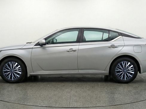Used 2025 Nissan Altima 2.5 SV FWD image 5