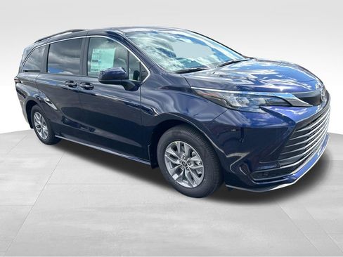 New 2026 Toyota Sienna LE image 7