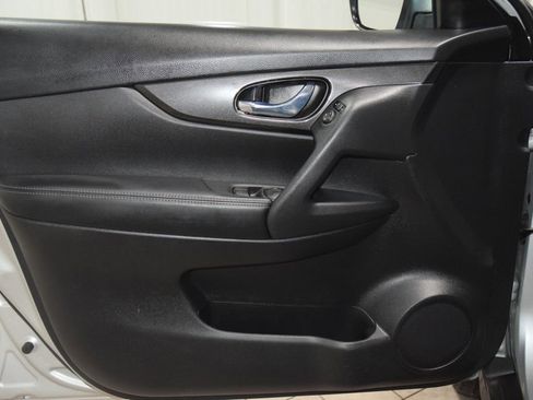 Used 2018 Nissan Rogue SV AWD/4WD image 46