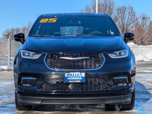 Used 2025 Chrysler Pacifica Select image 3