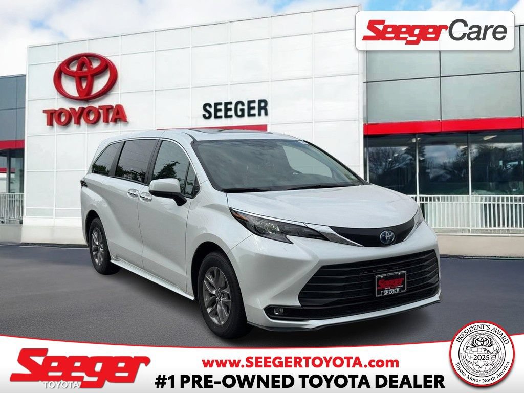Used 2025 Toyota Sienna XLE FWD image 1