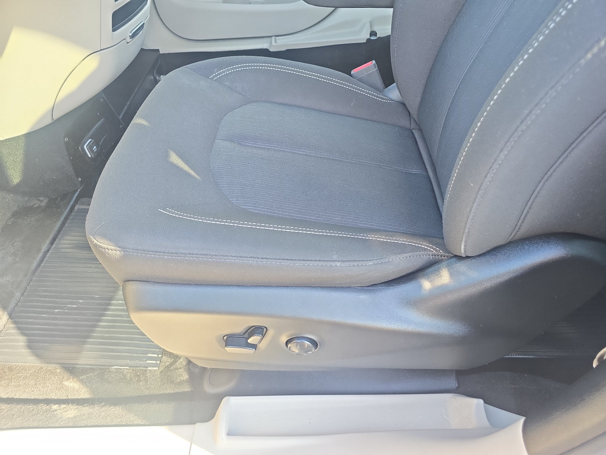 Used 2023 Chrysler Voyager LX FWD image 13