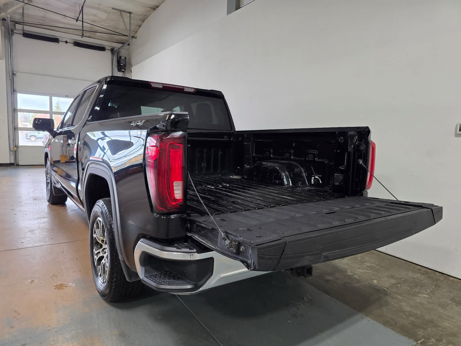 Used 2025 GMC Sierra 1500 SLT AWD/4WD image 4
