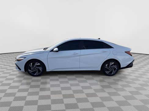 Used 2024 Hyundai Elantra SEL w/ Convenience Package image 2