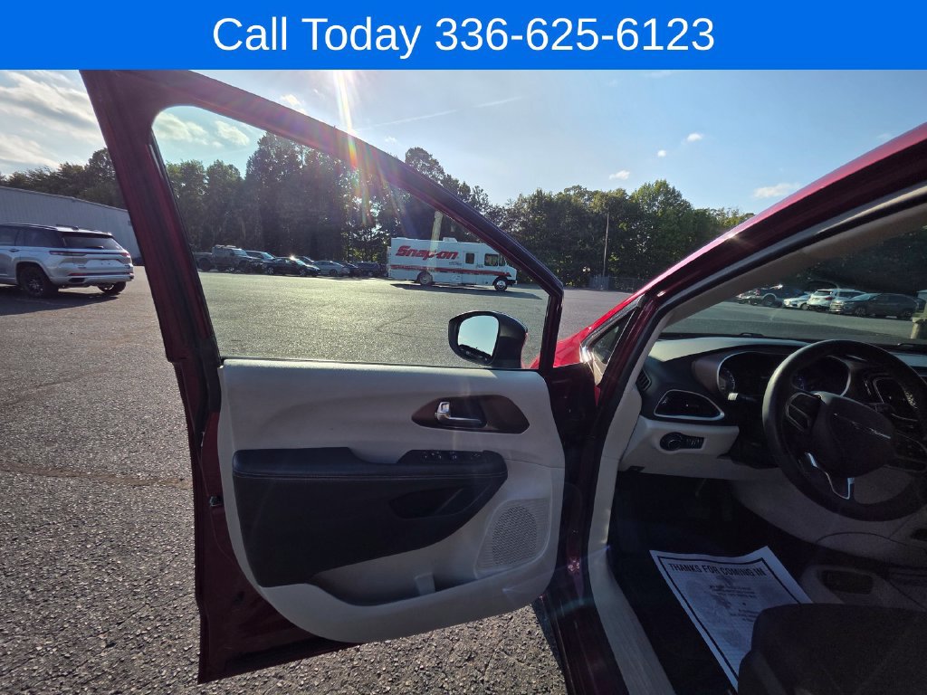 Used 2023 Chrysler Voyager LX FWD image 10