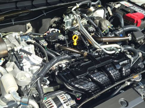 Used 2025 Nissan Altima 2.5 SV FWD image 31