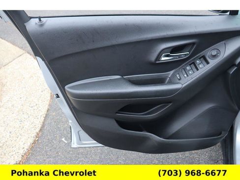 Used 2022 Chevrolet Trax LT w/ LT Convenience Package image 21