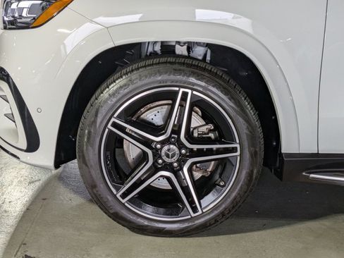 Used 2024 Mercedes-Benz GLS 450 4MATIC image 24