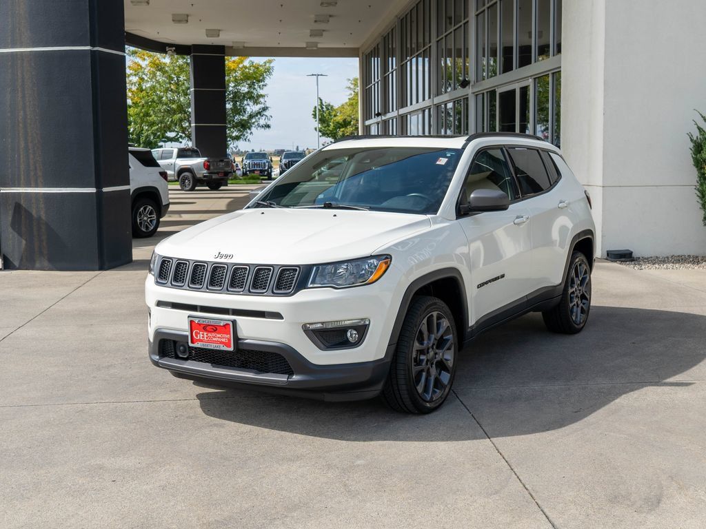 Used 2021 Jeep Compass Latitude w/ Sun and Sound Group AWD/4WD image 3