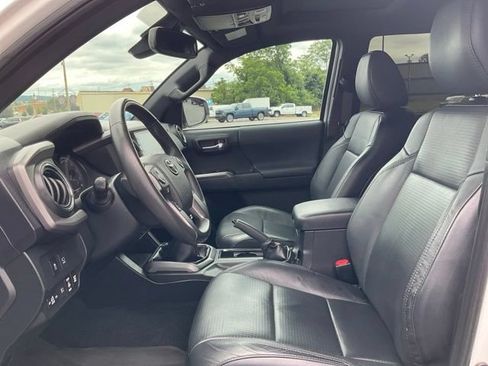 Used 2021 Toyota Tacoma TRD Off-Road w/ TRD Premium Off Road Package AWD/4WD image 2