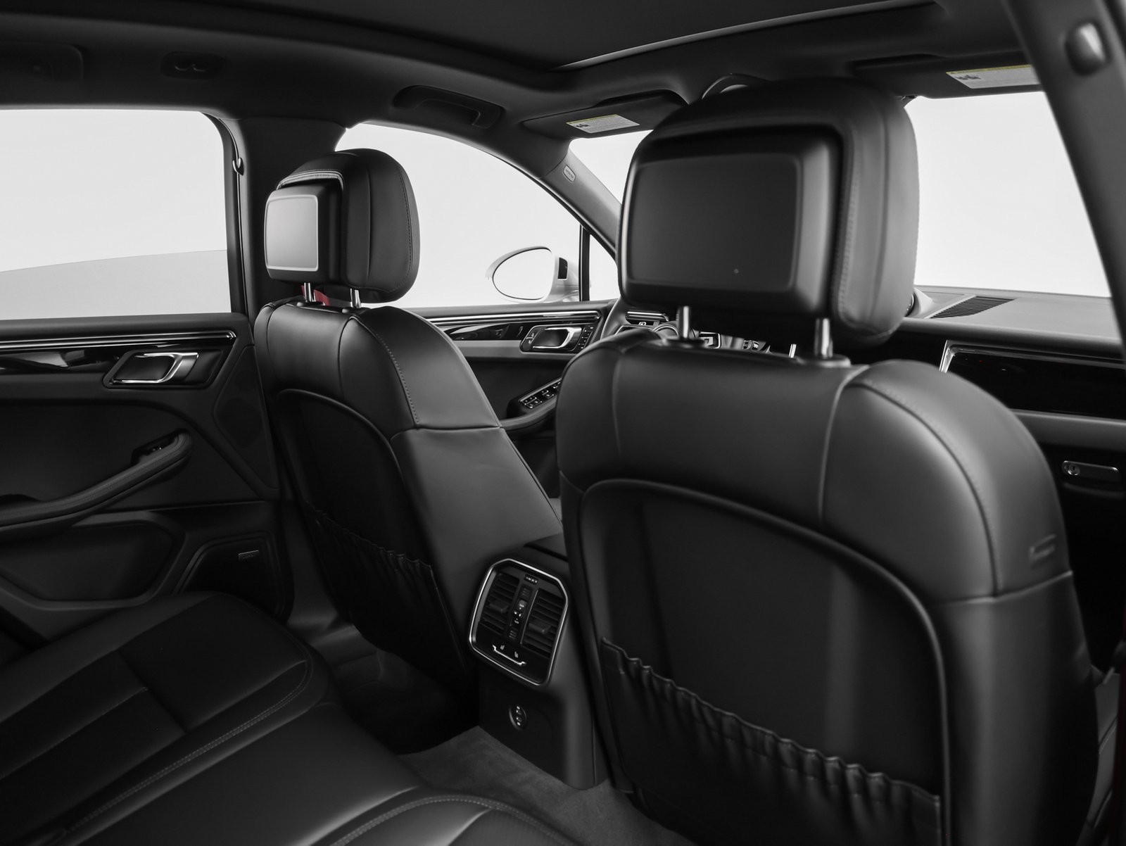Certified 2025 Porsche Macan AWD/4WD image 24