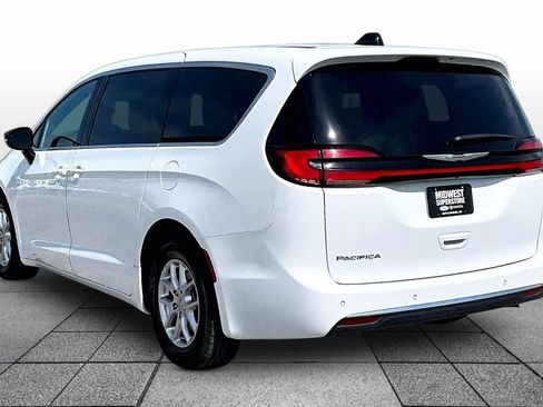 Used 2025 Chrysler Pacifica Select FWD image 10