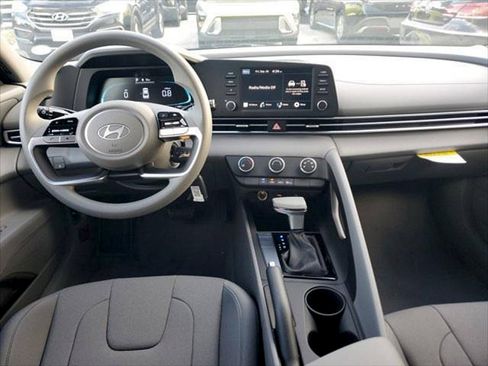 Used 2025 Hyundai Elantra SE FWD image 7