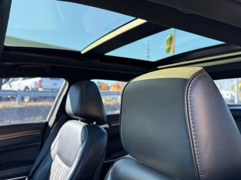 Used 2017 Chrysler 300 C Platinum image 37