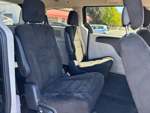 Used 2016 Dodge Grand Caravan SXT image 6