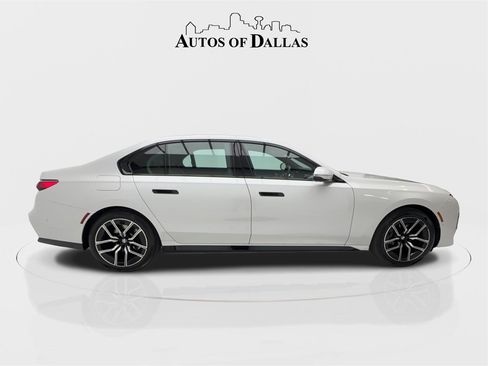 Used 2023 BMW 740i image 9