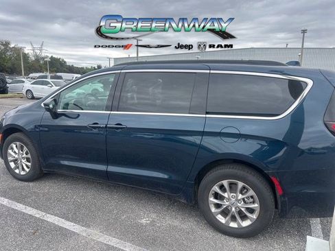 Used 2022 Chrysler Pacifica Touring-L image 3