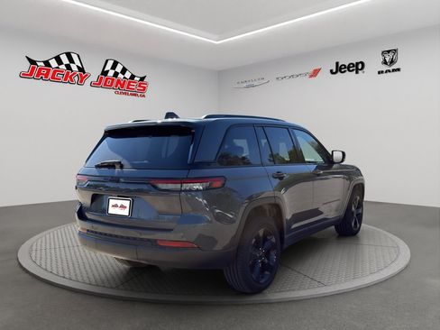 Used 2023 Jeep Grand Cherokee Altitude image 9
