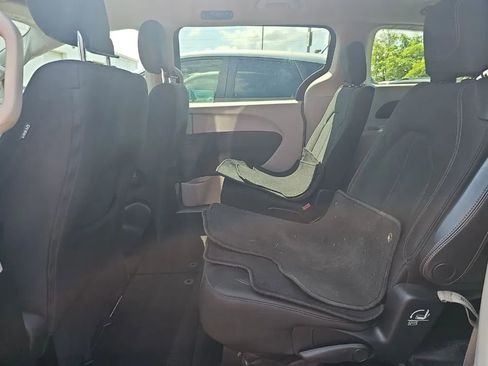 Used 2017 Chrysler Pacifica Touring w/ Tire & Wheel Group FWD image 9